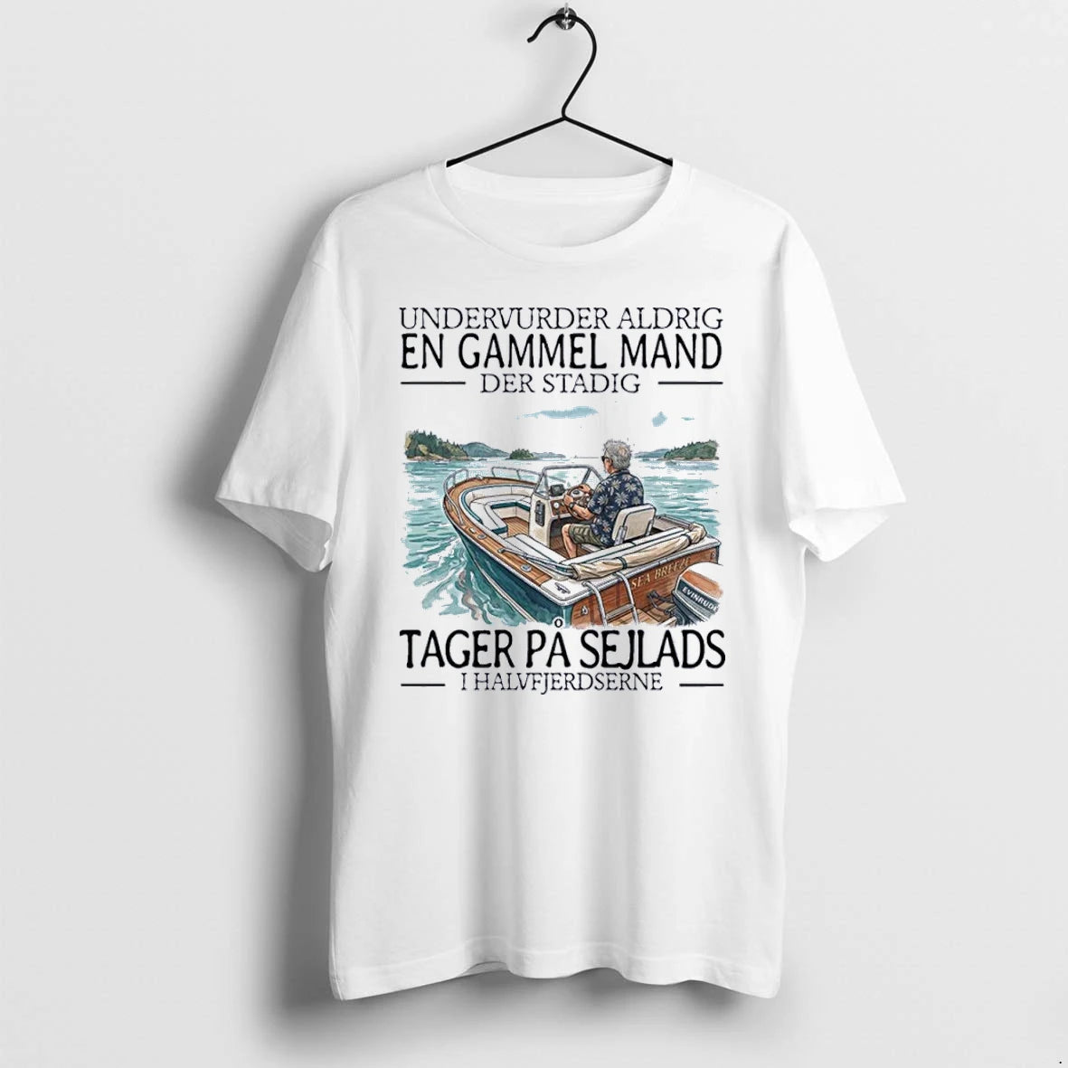 Officials Undervurder Aldrig En Gammel Mand Der Stadig Tager Pa Sejlads Front T Shirt Sweater