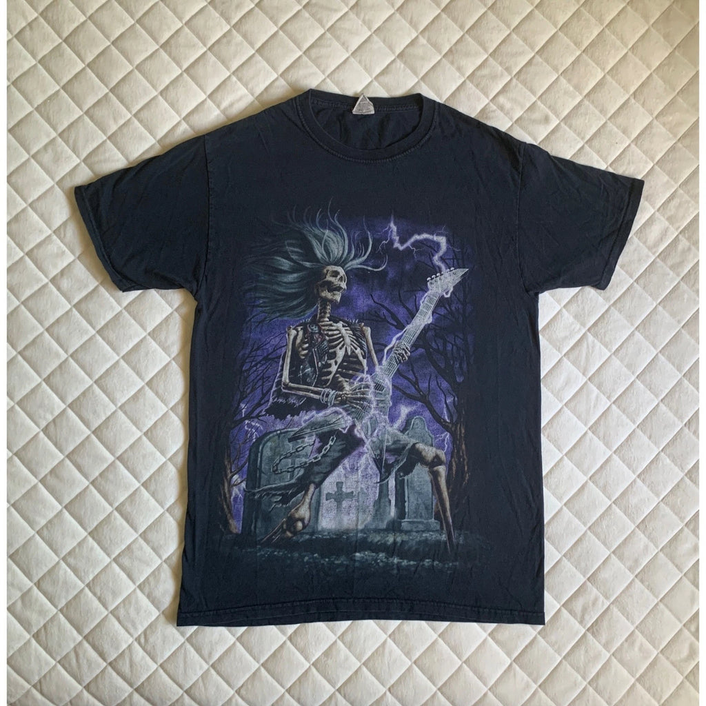 Y2K VTG Graphic Skeleton Playing Guitar Black T Sz M Lightning grunge distressed
