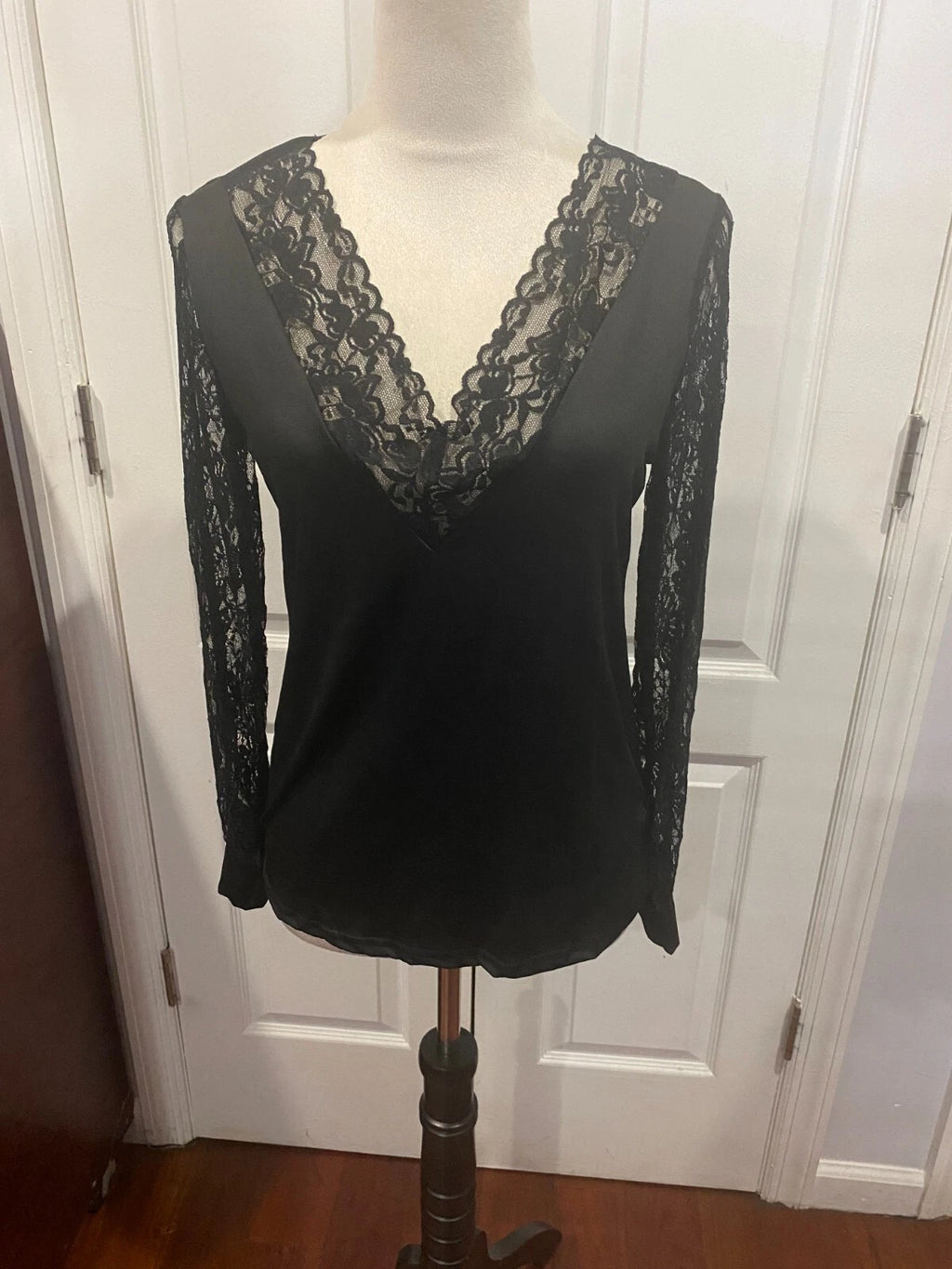 Women V Neck Shirt Long Lace Sleeve Sz XL Black 26"Lx22"W