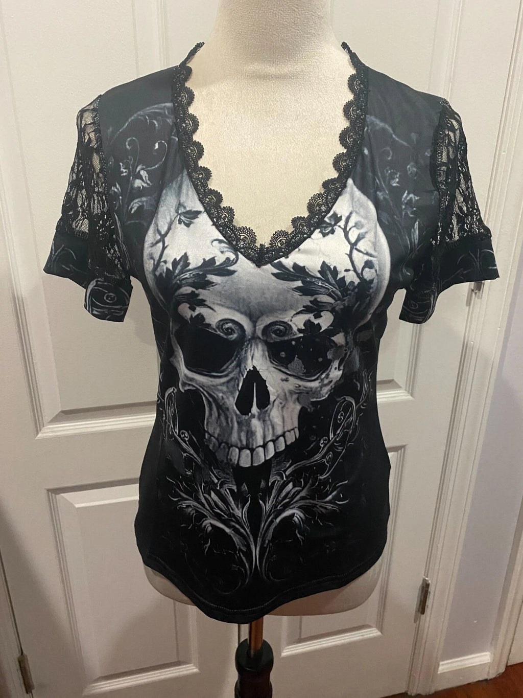 Women V Neck Shirt Short Lace Sleeve Sz XL Black Graphic Skull