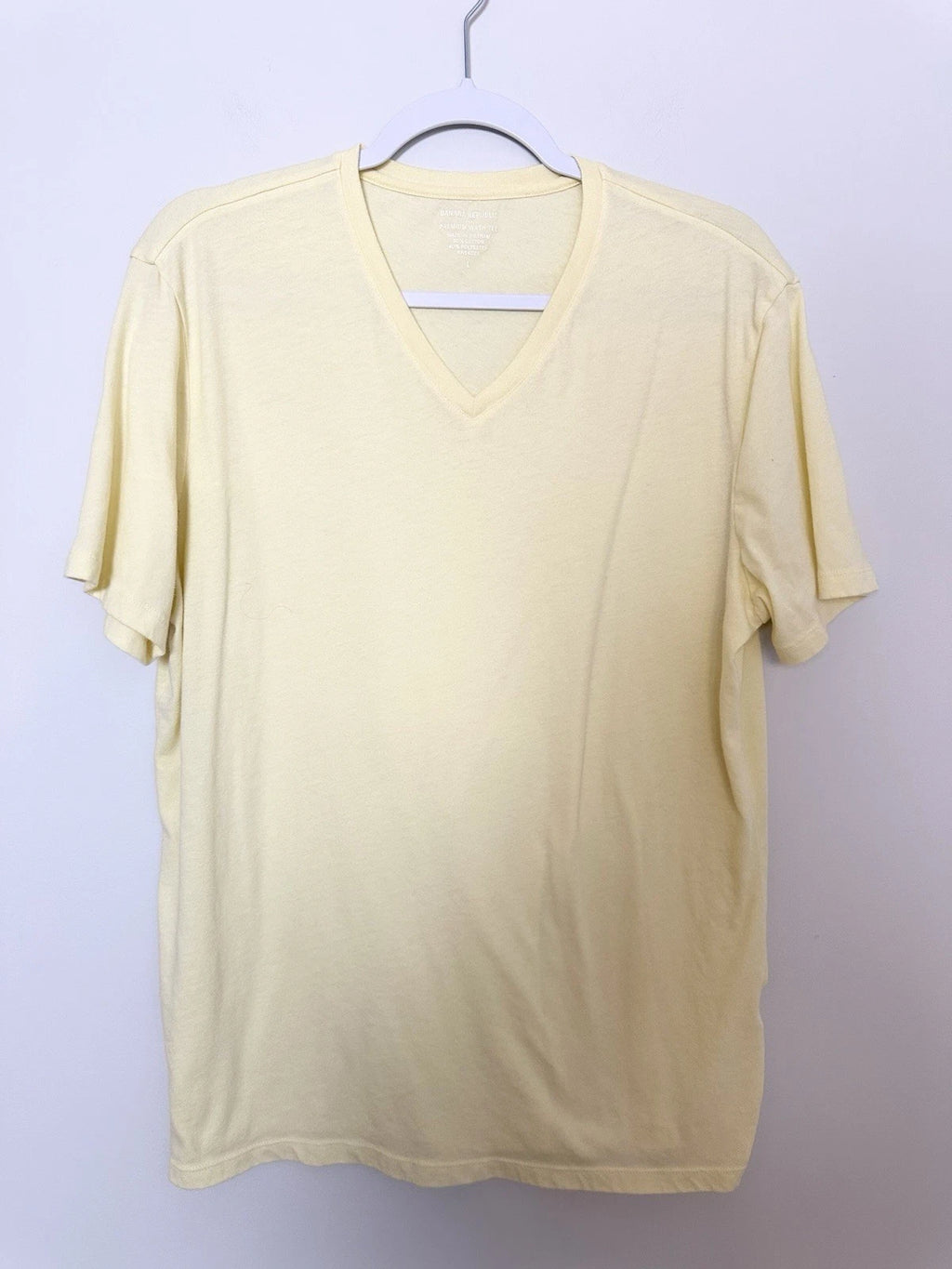 Banana Republic Premium Wash Tee Mens Shirt Size L V Neck Yellow Short Sleeve